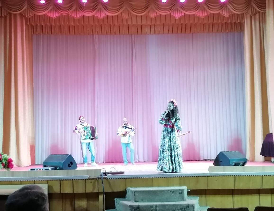 Артисты ансамбля «Злато-Серебро» выступили в «Берёзовой роще» Артисты ансамбля «Злато-Серебро» выступили в «Берёзовой роще»